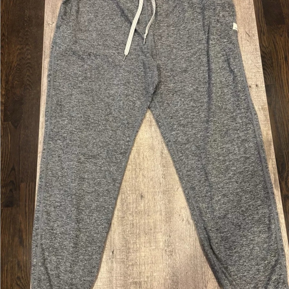 Gray Vuori joggers large women’s